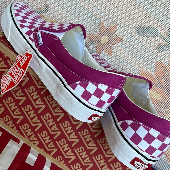 Vans Classic Slip-0n
(Checkerboard) Fuchsia Re VN000XG8AZY
Men’s Sneakers - Picture 15 of 16